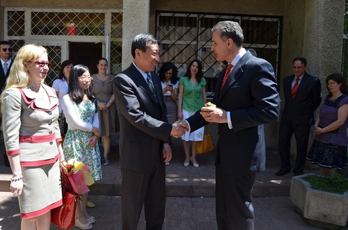 拉杜亲王与锡比乌孔子学院院长宋少峰先生握手 拉杜亲王与锡比乌孔子学院院长宋少峰先生握手