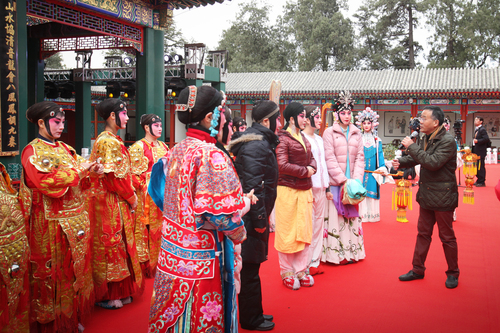 王荣起总导演在《盛世颐和》演出前做现场指导 王荣起总导演在《盛世颐和》演出前做现场指导