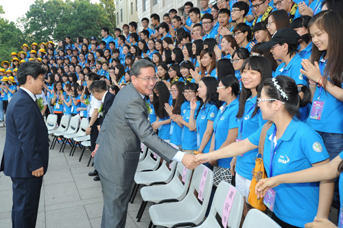 领导接见三地学子 领导接见三地学子