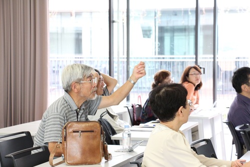 学生们积极提问 学生们积极提问