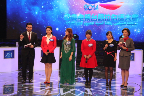 我校阿语专业学生刘笑宇(右三)在颁奖仪式上 我校阿语专业学生刘笑宇(右三)在颁奖仪式上