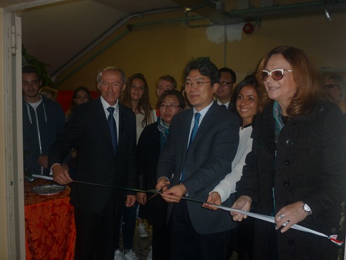 张宝钧处长为孔子课堂剪彩 张宝钧处长为孔子课堂剪彩