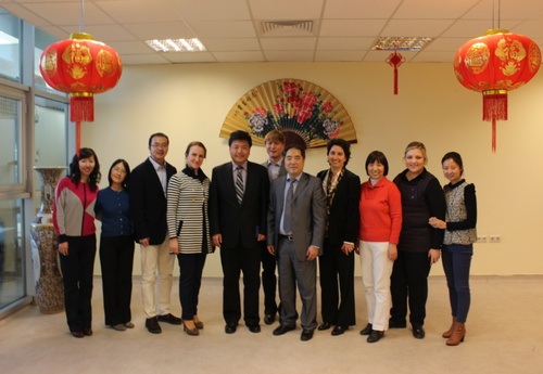 图二:张总领事与孔院师生合照 图二:张总领事与孔院师生合照