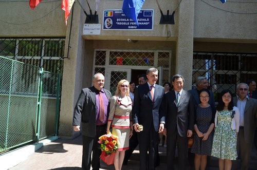 拉杜亲王与锡比乌孔子学院汉语教师合影留念 拉杜亲王与锡比乌孔子学院汉语教师合影留念