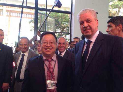 罗林教授与阿尔及利亚总理阿卜杜勒_马利克_塞拉勒合影 罗林教授与阿尔及利亚总理阿卜杜勒_马利克_塞拉勒合影