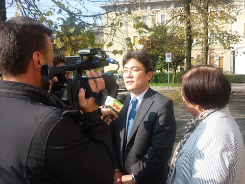 意大利当地媒体采访张宝钧处长 意大利当地媒体采访张宝钧处长