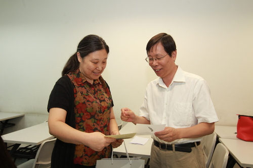 崔校长赠送教师节礼物 崔校长赠送教师节礼物