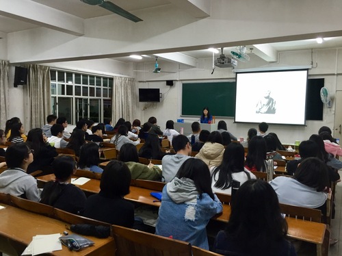 图三:周阅老师的授课课堂 图三:周阅老师的授课课堂