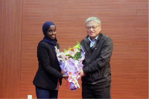 国际关系专业的苏丹留学生海燕给阎教授献花 国际关系专业的苏丹留学生海燕给阎教授献花