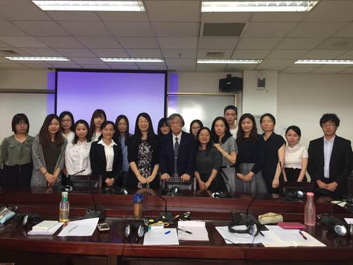 塚本教授与师生们的合影 塚本教授与师生们的合影