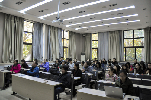 现场认真听讲的观众 现场认真听讲的观众