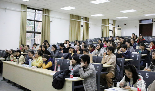 3现场气氛轻松,观众被幽默的陈导逗笑 3现场气氛轻松,观众被幽默的陈导逗笑