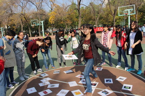 团校学员一同做游戏 团校学员一同做游戏