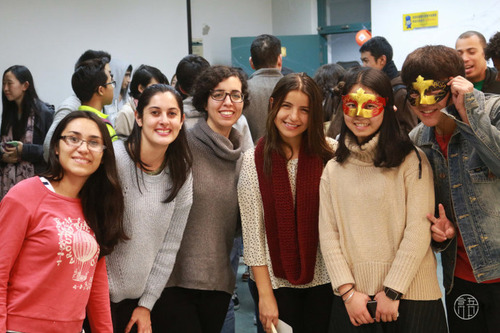 戴面具的留学生合影 戴面具的留学生合影