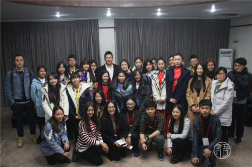 周杰与学生会工作人员合影 周杰与学生会工作人员合影