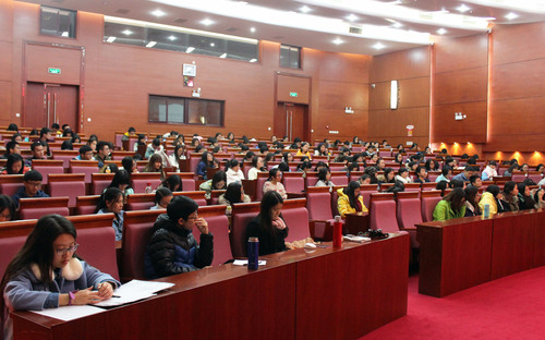 2同学们聆听讲座 2同学们聆听讲座