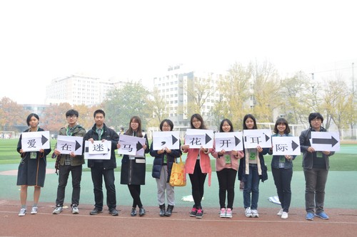 社理指路的工作人员举起标语 社理指路的工作人员举起标语