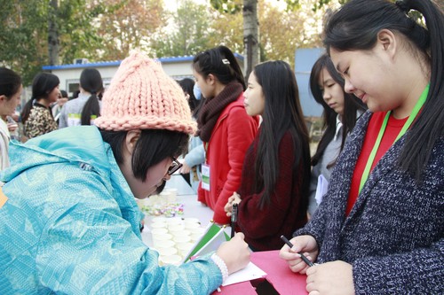 同学们为听障儿童写明信片 同学们为听障儿童写明信片