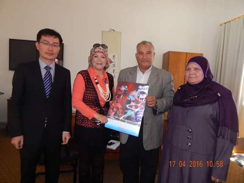 接受电台采访并合影 接受电台采访并合影