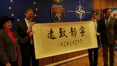 徐大使向当地中小学校长赠送书法作品 徐大使向当地中小学校长赠送书法作品