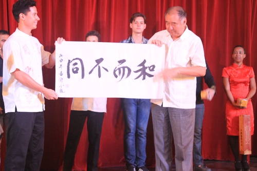 一等奖获得者小龙赠与大使书法作品 一等奖获得者小龙赠与大使书法作品
