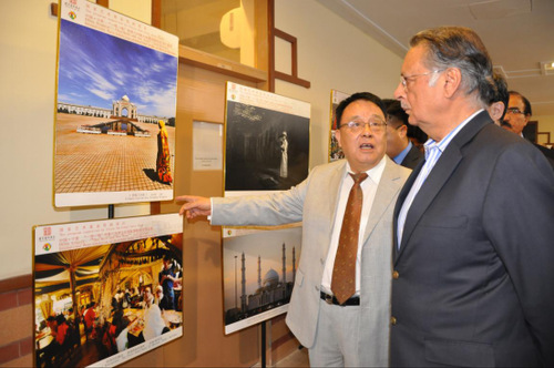 巴基斯坦新闻部部长佩尔韦兹·拉希德与黑良杰会长 巴基斯坦新闻部部长佩尔韦兹·拉希德与黑良杰会长