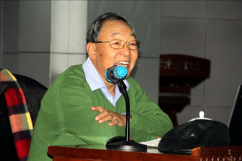 岳维善教授讲座中激奋昂扬充满正气 岳维善教授讲座中激奋昂扬充满正气
