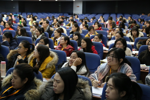 学员们专心聆听讲座 学员们专心聆听讲座