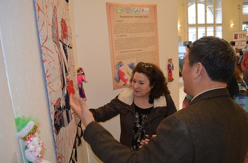 锡比乌市民观看苗族蜡染艺术展 锡比乌市民观看苗族蜡染艺术展