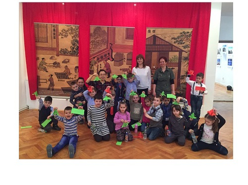 学生与孔子学院汉语教师合影 学生与孔子学院汉语教师合影