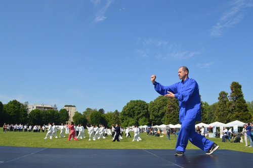 太极拳团体在表演 太极拳团体在表演