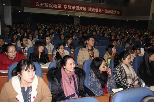 学员认真听讲 学员认真听讲