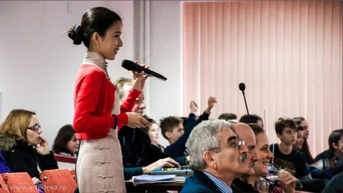汉语教师志愿者与学生互动 学习拜年的手势 汉语教师志愿者与学生互动 学习拜年的手势