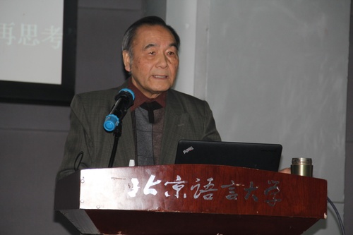 刘珣教授坚持站着为学员作讲座 刘珣教授坚持站着为学员作讲座
