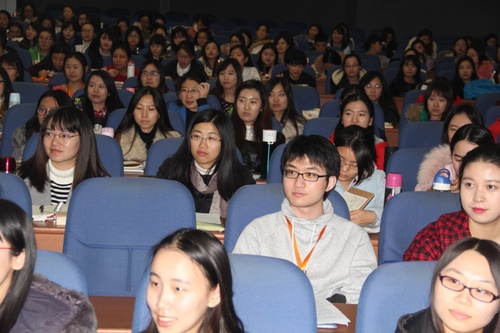 学员们认真听讲 学员们认真听讲
