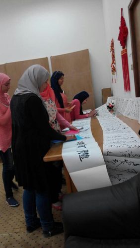 学生观看书法展作品 学生观看书法展作品