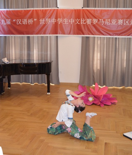 皮特什蒂汉语课堂的艾丽莎(Tudor Eliza-Alexandra)才艺表演《爱莲说》 皮特什蒂汉语课堂的艾丽莎(Tudor Eliza-Alexandra)才艺表演《爱莲说》