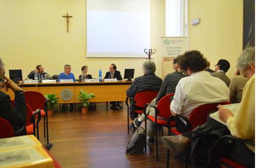 《和拉珀拉在越南》作者马里奥(左二)跟与会者交流 《和拉珀拉在越南》作者马里奥(左二)跟与会者交流