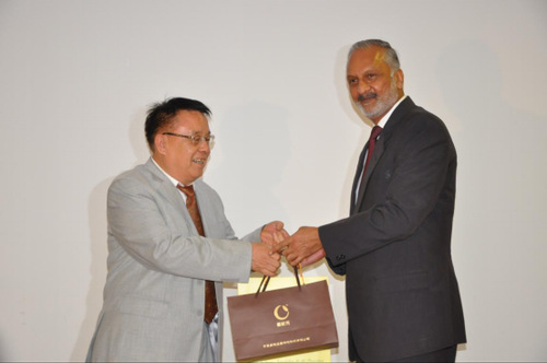 Zia Ud Din Najam少将与黑良杰会长互赠礼品 Zia Ud Din Najam少将与黑良杰会长互赠礼品