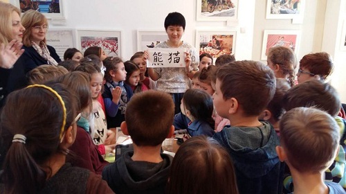 老师向学生展示书法作品 老师向学生展示书法作品