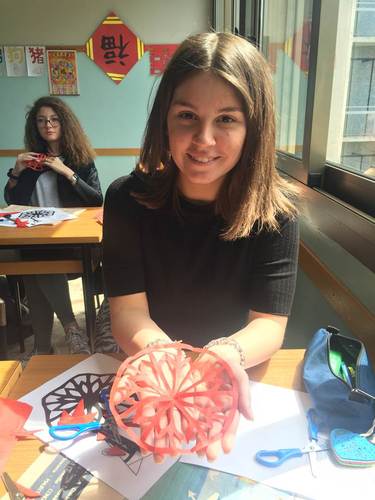 学生展示自己的剪纸作品 学生展示自己的剪纸作品