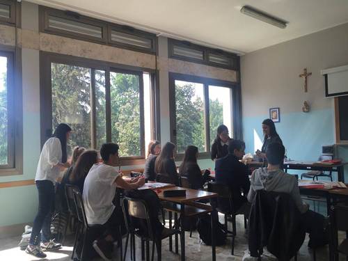 志愿者教师在指导学生剪纸 志愿者教师在指导学生剪纸