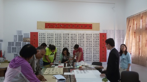 学生现场写书法 学生现场写书法