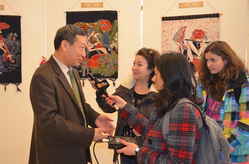 锡比乌孔子学院院长宋少峰接受当地媒体采访 锡比乌孔子学院院长宋少峰接受当地媒体采访