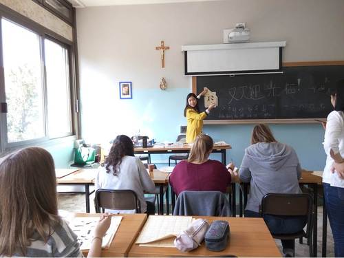 志愿者教师在讲解汉字的笔画 志愿者教师在讲解汉字的笔画