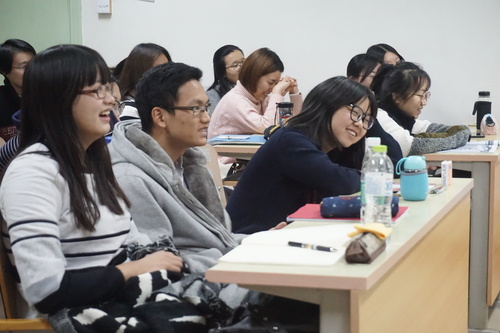 图2 同学们被生动有趣的讲解逗笑 图2 同学们被生动有趣的讲解逗笑