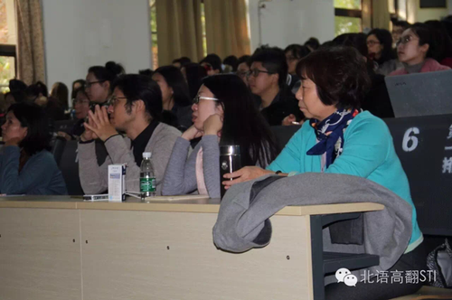 同学们认真聆听谢教授的讲座 同学们认真聆听谢教授的讲座