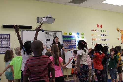 汉办官员视察孔子课堂1 志愿者教师在上课 汉办官员视察孔子课堂1 志愿者教师在上课