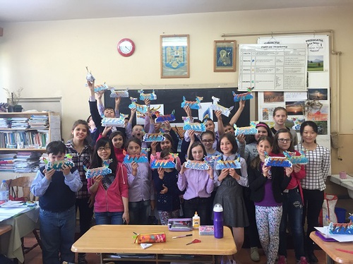 学生和老师拿着自己做的龙舟合影 学生和老师拿着自己做的龙舟合影