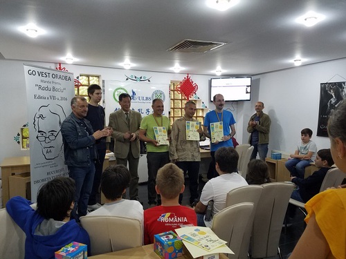 宋少峰院长为参赛者颁发荣誉证书和奖品 宋少峰院长为参赛者颁发荣誉证书和奖品